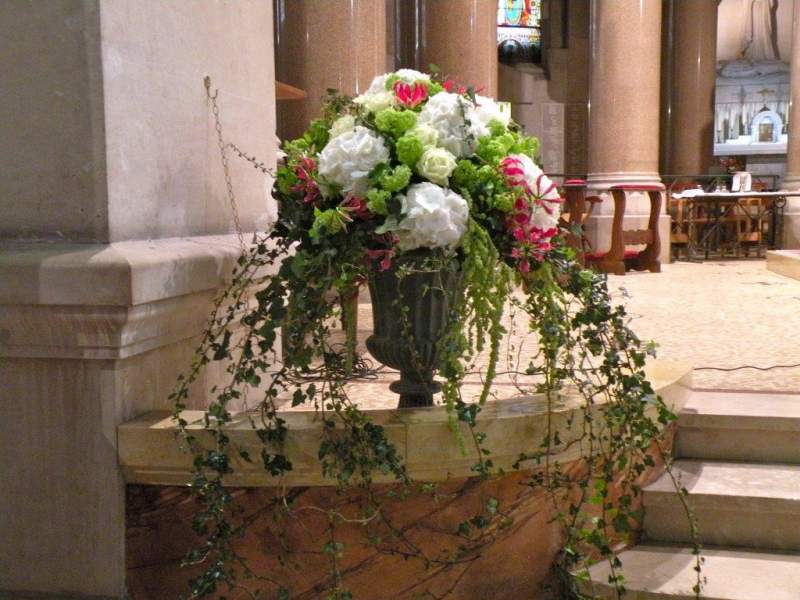 Médicis de fleurs précieuses et cascade de lierres pour l'église du Sacré Coeur  