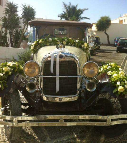 Guirlande de fleurs blanches sur voiture ancienne 
