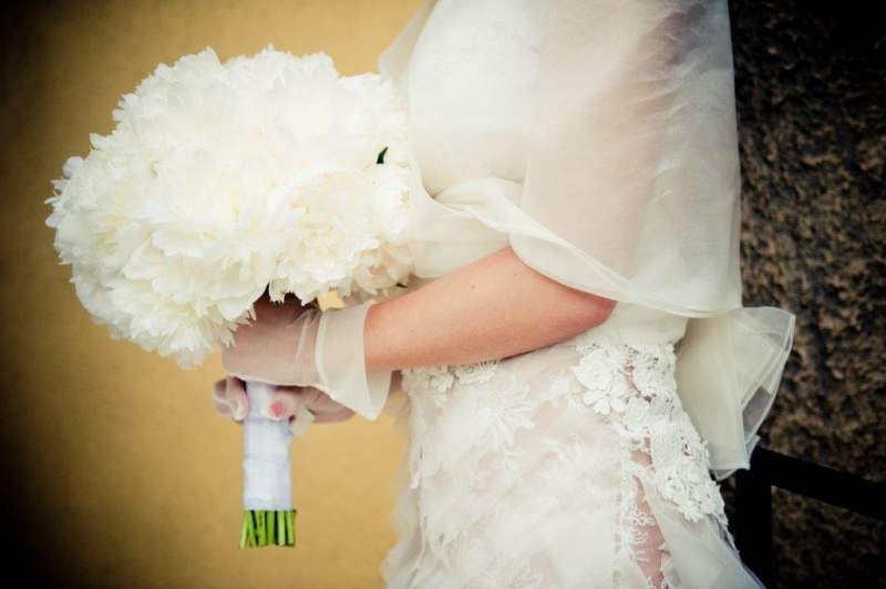 Bouquet rond de mariée boule de pivoines blanches